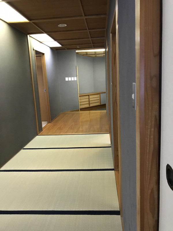 和室から左手が洋室、右手にバスルーム、洗面所とトイレ