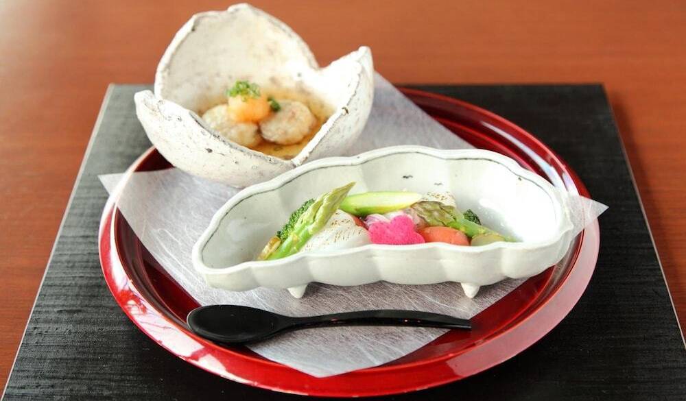 美しい器に盛りつけられた夕食 / 4