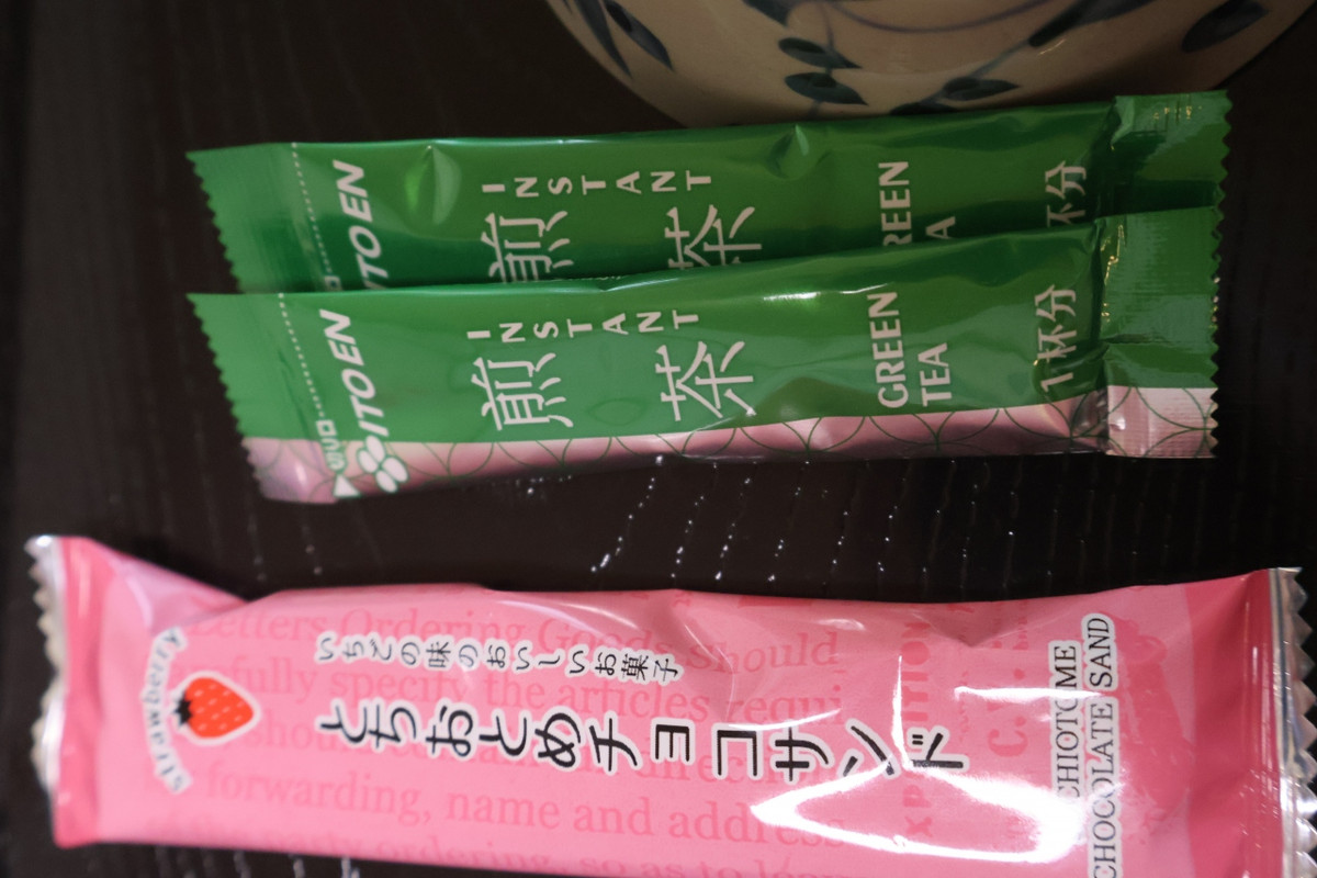 客室内にあったお茶請けのお菓子