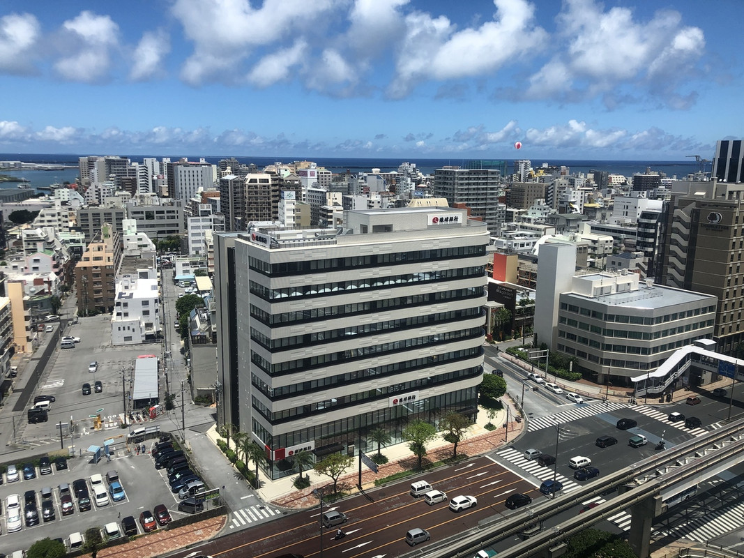 朝の景色。向かいは琉球銀行です。