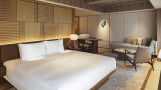 クラブ ルーム キングベッド 1 台ソファーベッド付き (Premier)