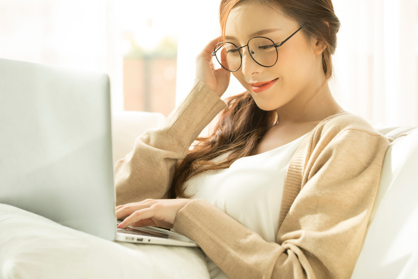 自宅でパソコンを操作する女性