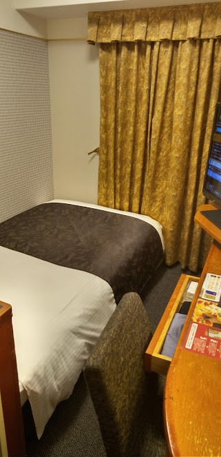 テレビは大型ですが、部屋は狭いです