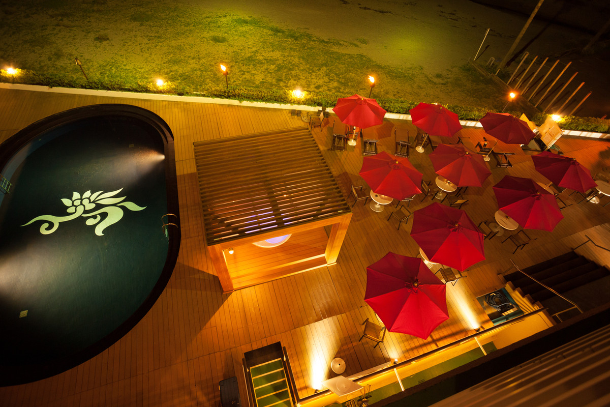 夜のプールの雰囲気