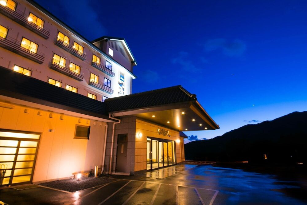 施設の正面 (日没後)