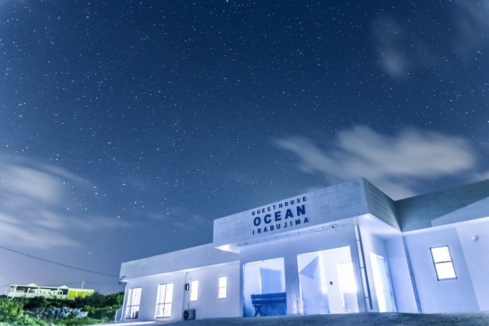 施設の正面 (日没後)