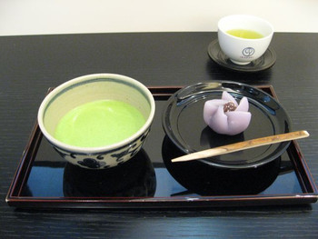 「鶴屋吉信 IRODORI」 料理 41188096 抹茶と季節の和菓子(2015.08)