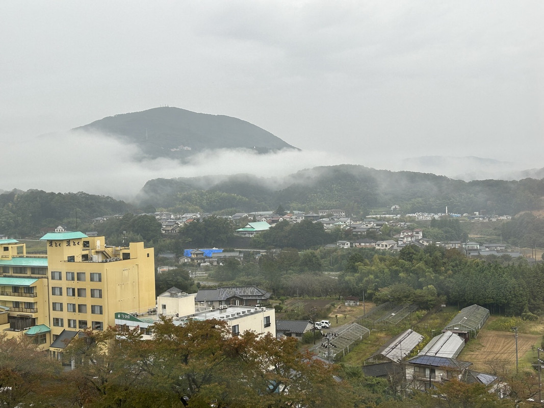 早朝 窓の外には霧