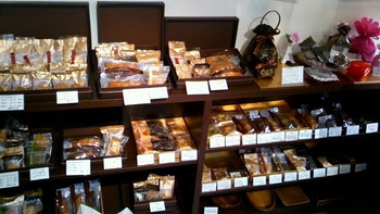「ロールケーキ専門店　偃路」 内観 24393527 菓子類　棚