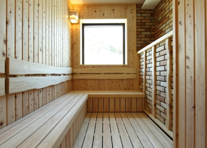 「大湯処 季の湯」にあるサウナ。外気浴は、露天風呂のイスを利用して