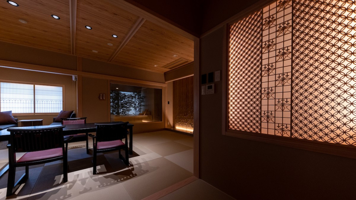 懐石料理と源泉かけ流しの湯を堪能できる老舗宿3250608