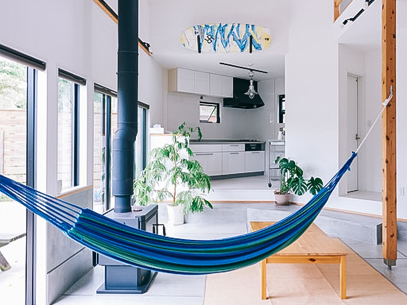 ハンモックでのんびり。おしゃれな水辺のリゾート4237668