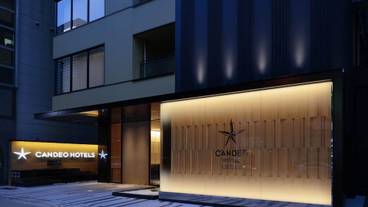 施設の正面 (日没後) / 1