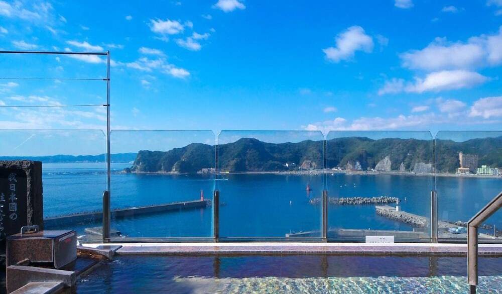 まるで海に浮かぶよう…
「天空庭園風呂」を堪能 / 2