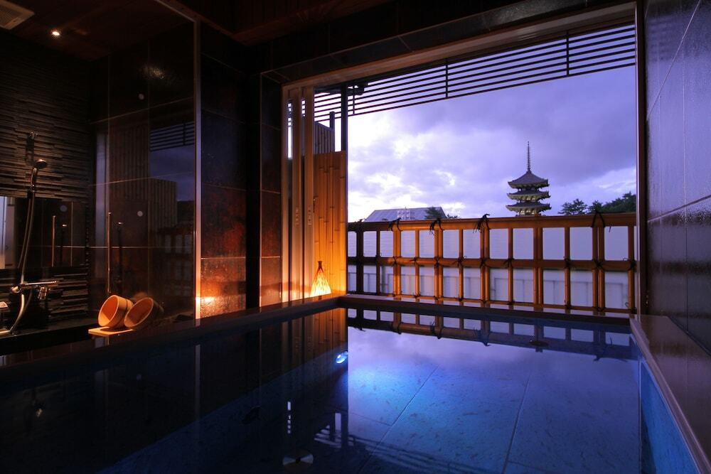 五重塔の見える露天風呂で幻想的なひと時を3484770