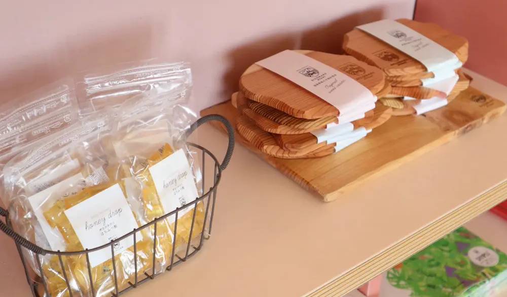 オリジナルグッズも販売。ホテル名の焼印が入ったコースター、伊豆の手作り「はちみつ飴」、オリジナルコーヒーなど宿泊の思い出になるものばかりです。