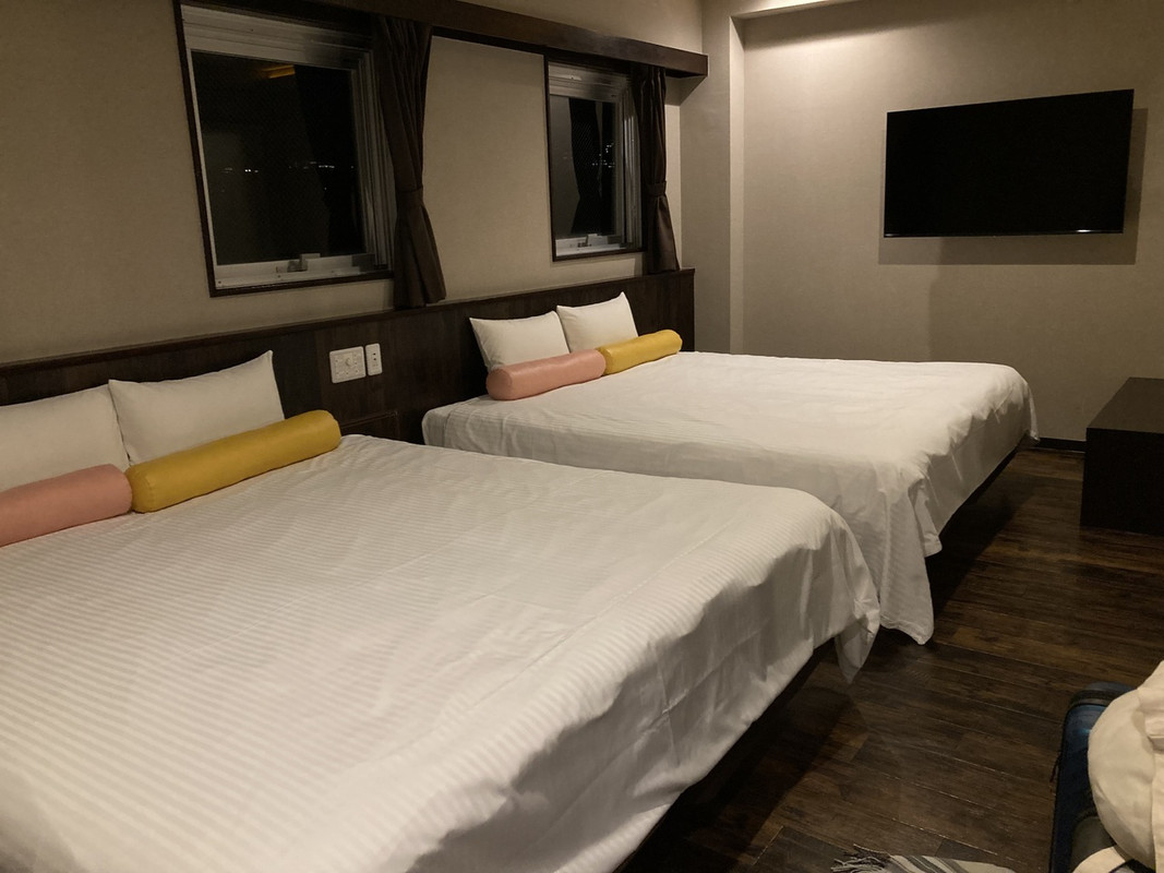 広いし天井照明だけれど何故か暗め