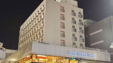 施設の正面 (日没後) / 2