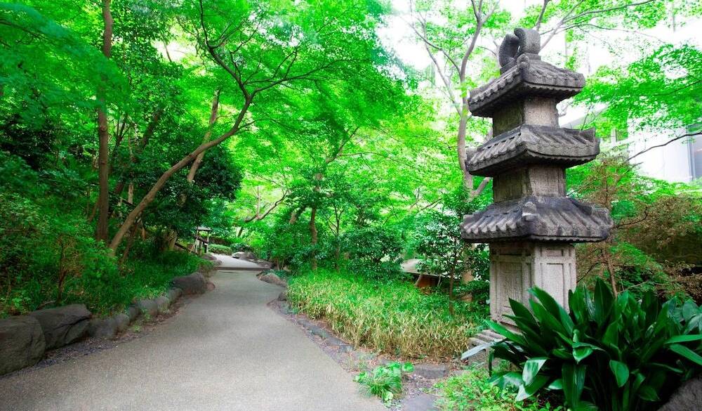 部屋でくつろいだ後は、
都会のオアシスへ / 2