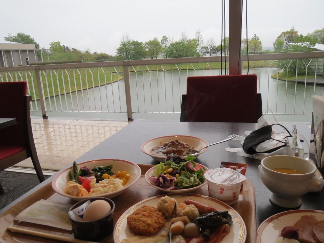 ブッフェ式の朝食　景色を見ながらの食事