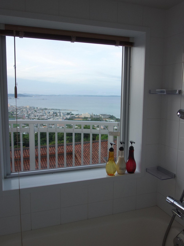 外見ながらのお風呂大好き、トイレ隣で外を見ながら