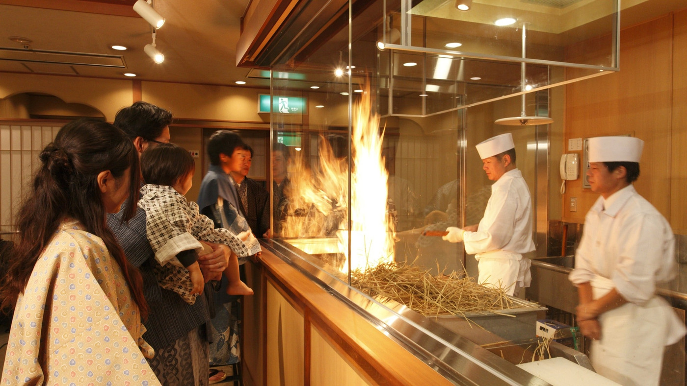 土佐名物「鰹の藁焼き」に舌鼓！明治7年創業の老舗宿でグルメと温泉を満喫4784062