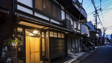 施設の正面 (日没後) / 1