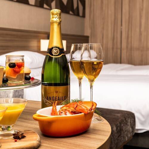 ルームサービスで
至福を噛みしめる / 1