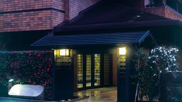 施設の正面 (日没後) / 1