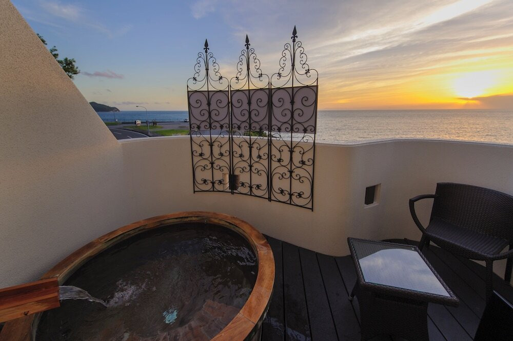 紅に染まりゆく夕景をただ眺め続けられる贅沢なひととき3846116