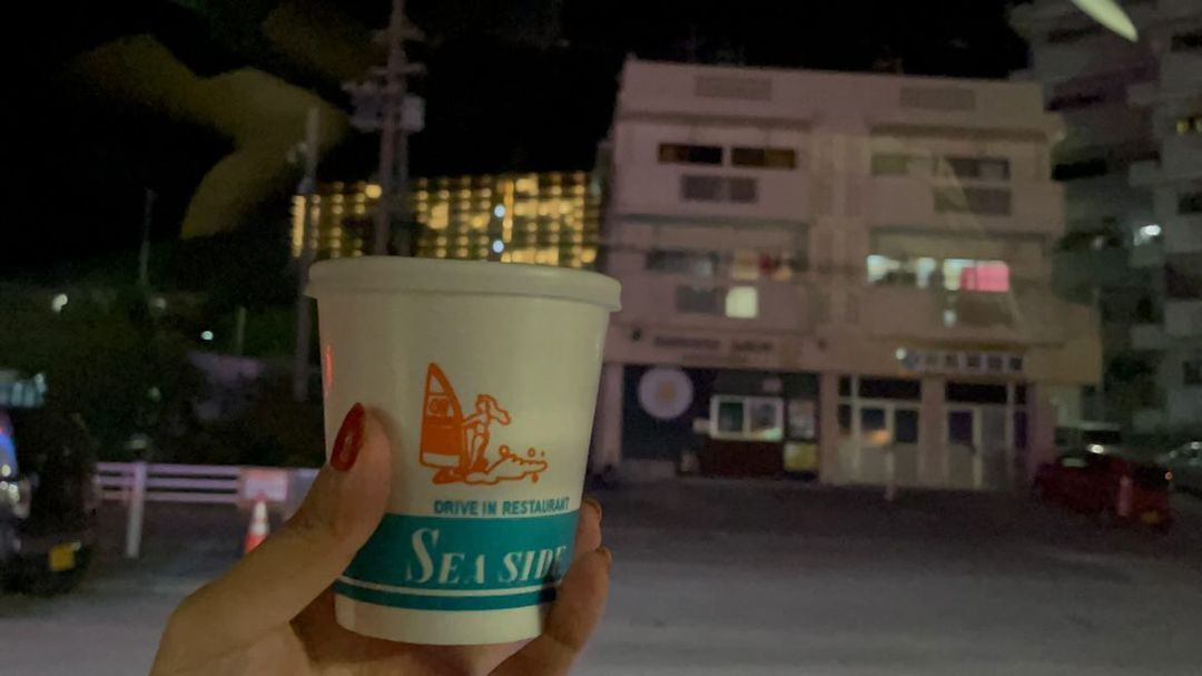 レトロなフォントや店内、外観などアメリカンレトロな雰囲気が味わえる。裏手には海 / 2