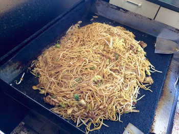 「富士見亭」料理 1157272 12玉の焼きそば完成の図。この香りがたまらない。