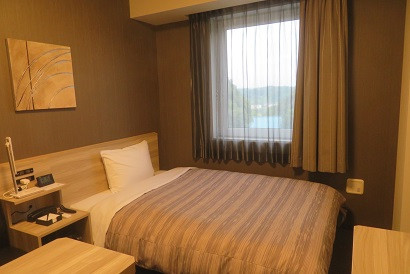 シングルルーム、国道側なので眺望悪くうるさい