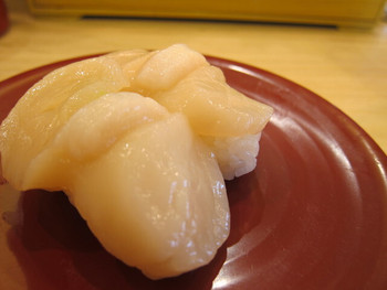 「回転寿し トリトン 三輪店」料理 52432 常呂産ホタテ