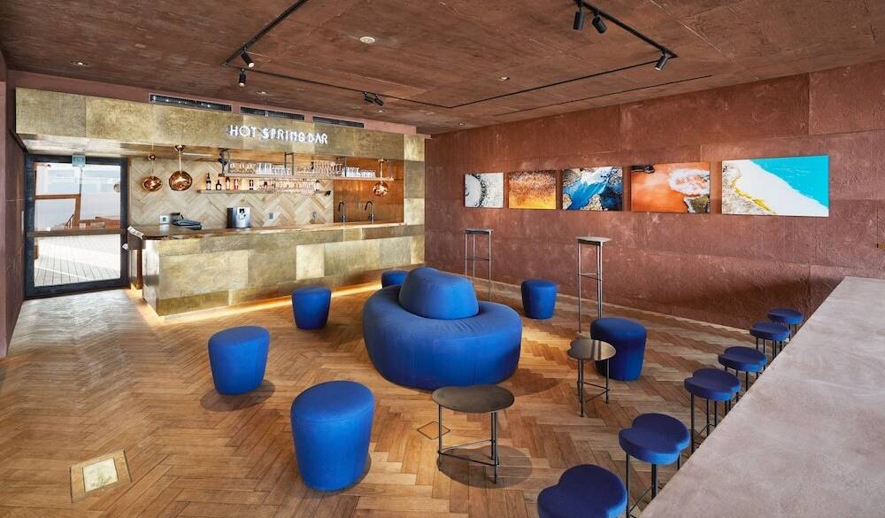 別府の繁華街をイメージしたバー / 2