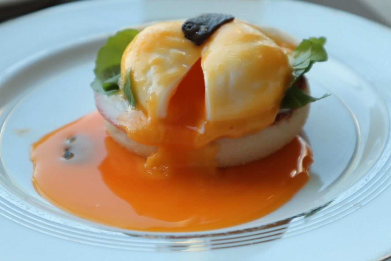 「コンラッド東京」 料理 79095946 エッグベネディクト