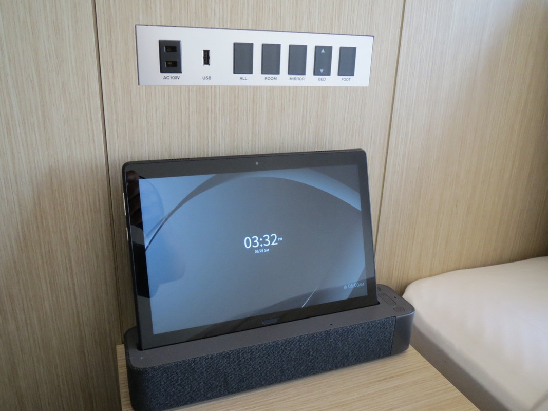 照明・エアコンのタブレット　下はBluetoothスピーカー