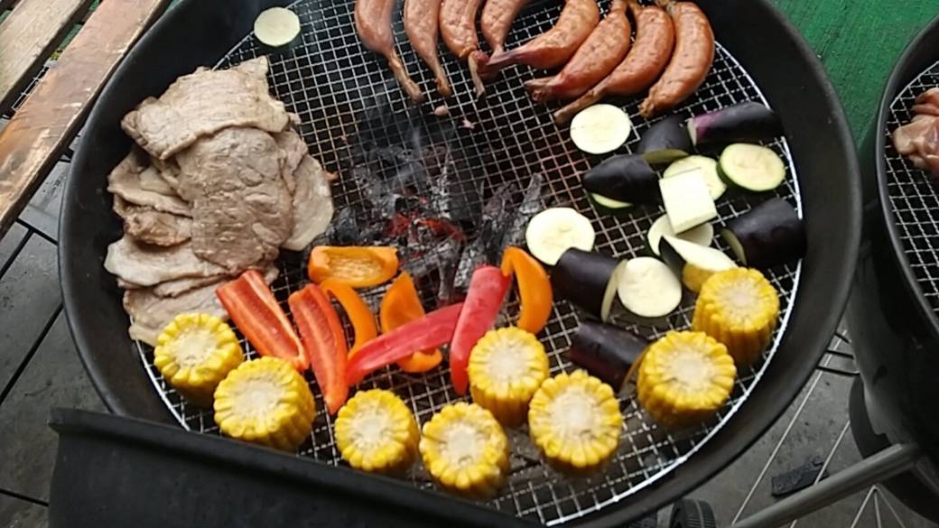 ログハウスのテラスで
アウトドアな夕食を / 1