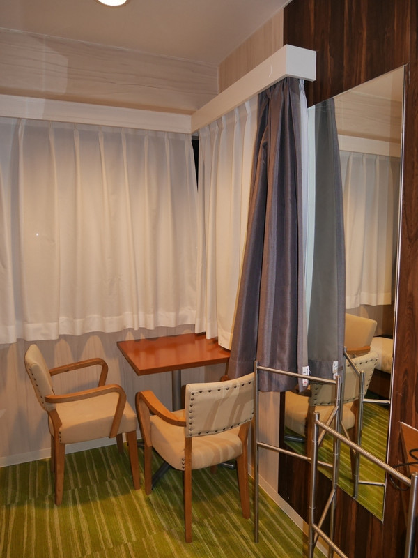 椅子もシミだらけでそのまま座る気持ちになりませんでした