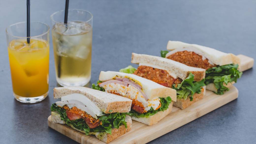 テラスで食べる朝食
サンドイッチを堪能 / 2