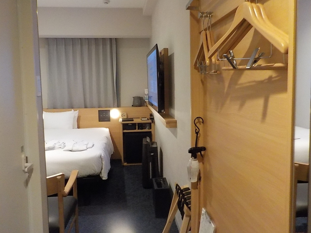 かなり狭く感じる客室です。その割にはベッドが大きいです。