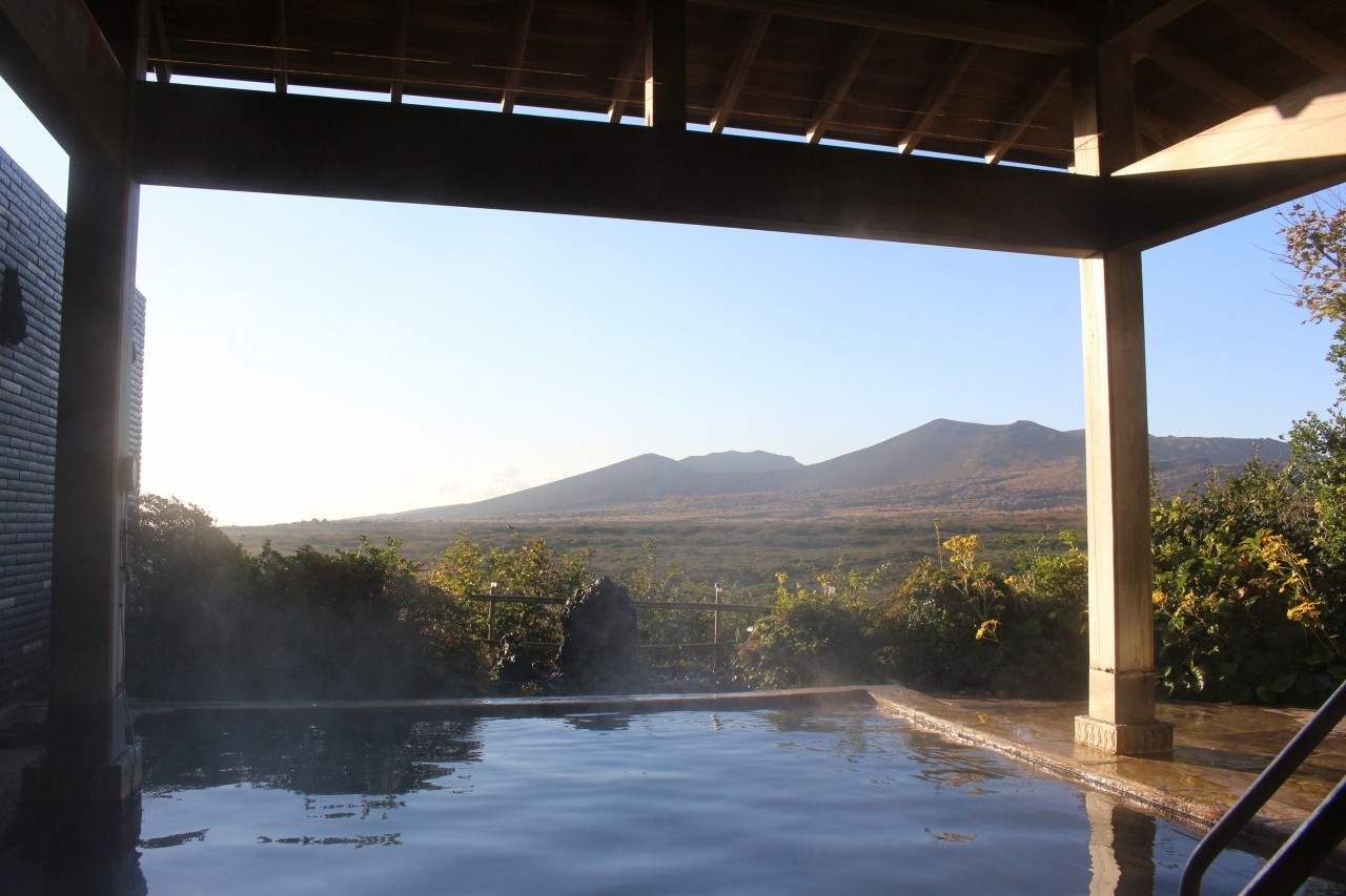 「三原山の絶景」×「源泉かけ流しの温泉」は忘れられない思い出に4264208
