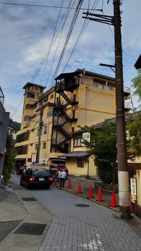 駅前ですが、ちょっと奥まってるので静で良いと思います