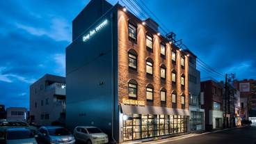 施設の正面 (日没後) / 1