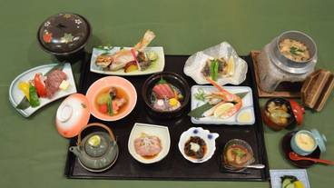 旅館のお食事処 / 3