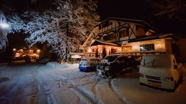 施設の正面 (日没後) / 3