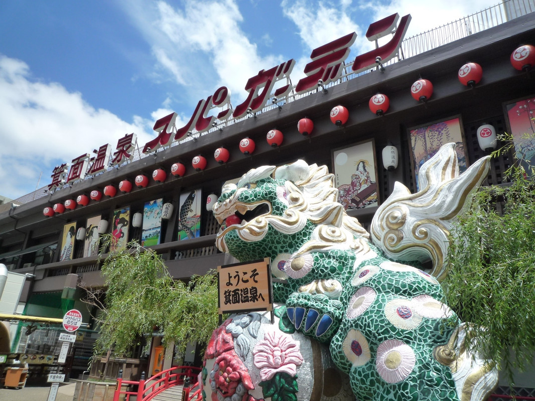 ド派手な正面玄関です！