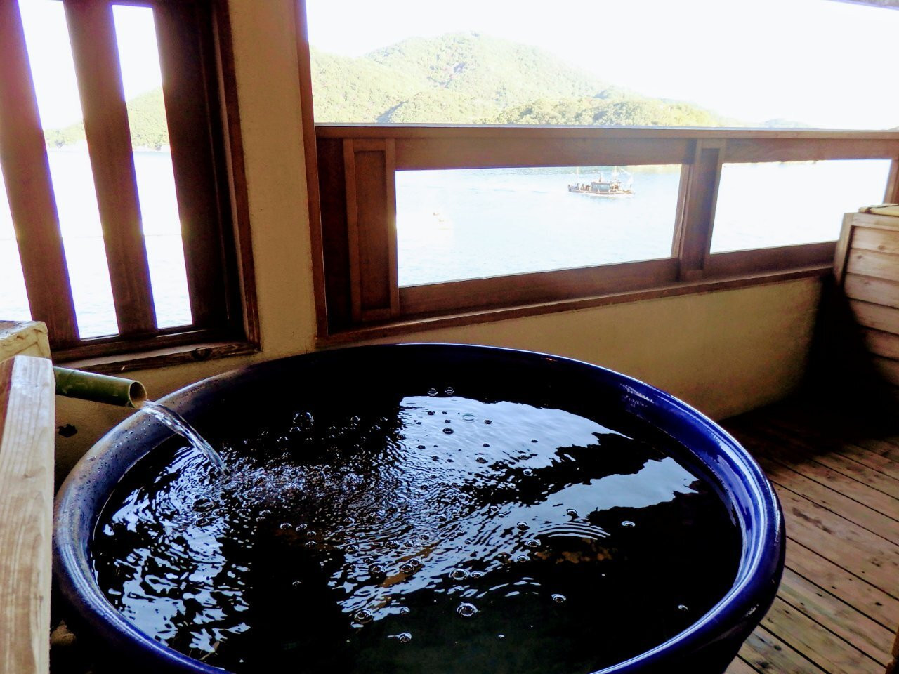 レトロモダンな館内で海を眺めながらまったりした時間を過ごす3627065