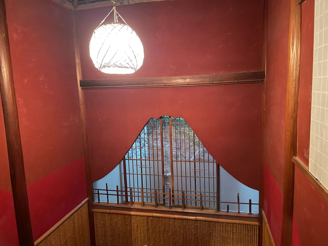 富士山型の窓など、遊び心満載の館内は見て歩くだけでも楽しかったです♪ / 2