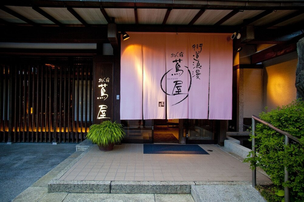 施設の正面 (日没後)